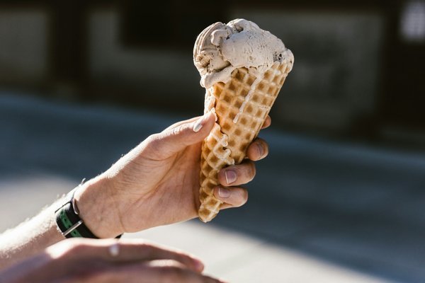 How should you optimize ice cream storage in a dessert bar to prevent freezer burn?