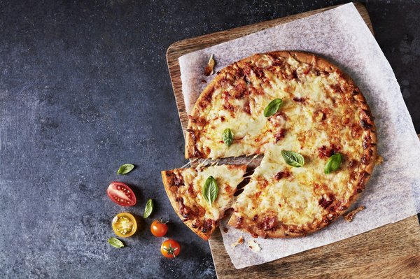 Savor the delight of pizza poulet boursin at home